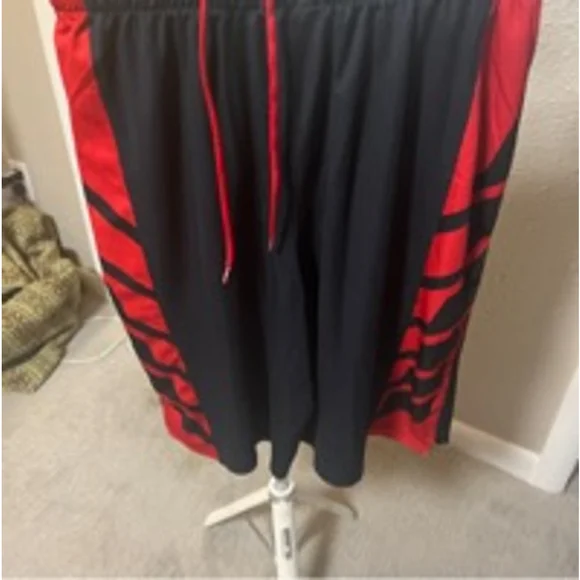Like new under armor large men’s shorts red and black - Picture 3 of 4